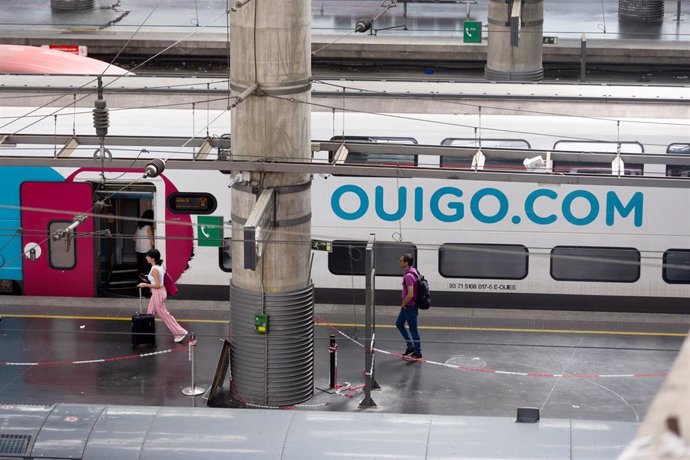 Archivo - Un tren de Ouigo, en la estación de Atocha