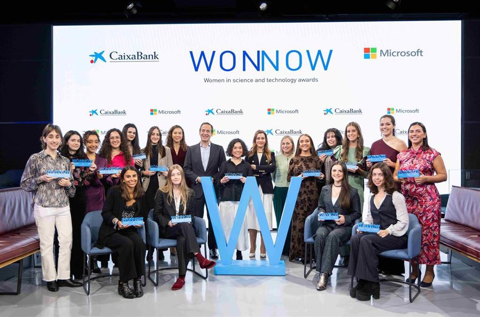 Ganadoras de la 7 edición de los Premios Wonnow con representantes de CaixaBank y Microsoft.