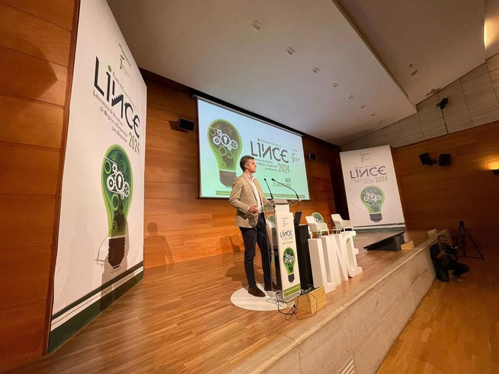 El diputado de Empleo y Empresa, Luis Miguel Carmona, interviene en en la inauguración del Foro Lince 2024.