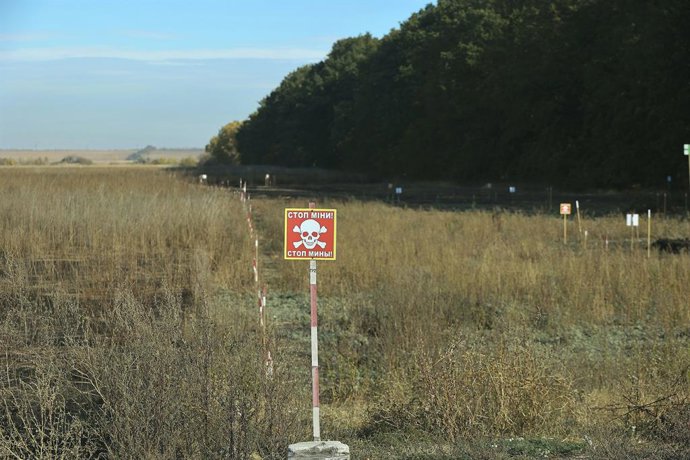 Archivo - October 23, 2024, Kharkiv Region, Ukraine: KHARKIV REGION, UKRAINE - OCTOBER 23, 2024 - The warning sign "Stop! Mines" is seen in the area where demining was carried out using the latest remote control and soil survey equipment, Kharkiv region, 