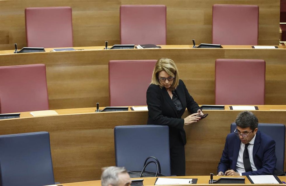 Imagen de archivo de la va vicepresidenta, portavoz y consellera de Servicios Sociales, Igualdad y Vivienda, Susana Camarero, y el presidente de la Generalitat, Carlos Mazón, durante una sesión plenaria, en Les Corts Valencianes, a 15 de noviembre de 20