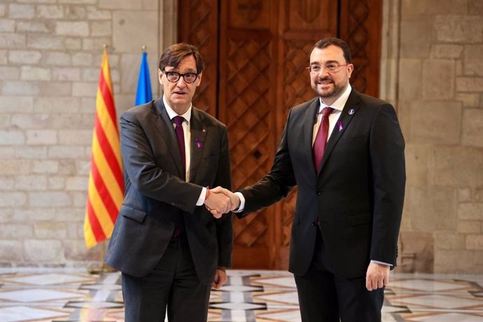 El presidente de la Generalitat, Salvador Illa, se reúne con el presidente del Principado de Asturias, Adrián Barbón, en el Palau de la Generalitat