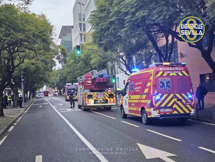 Archivo - Bomberos de Sevilla en una imagen de archivo 