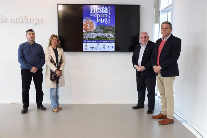 El vicepresidente de la Diputación de Málaga Manuel Marmolejo junto a la alcaldesa, Virginia Romero, y el periodista gastronómico Marcos Chacón, vocal de La Carta Malacitana, en la presentación de la Fiesta del Pan Duro de Valle de Abdalajís 2024.