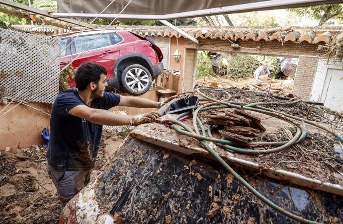 Un home treballa en una zona afectada per la DANA, a 2 de novembre del 2024, a Alfafar