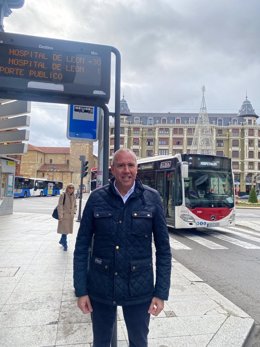 El concejal de UPL, Enrique Valdeón, posa frente a la parada de autobuses de Santo Domingo.