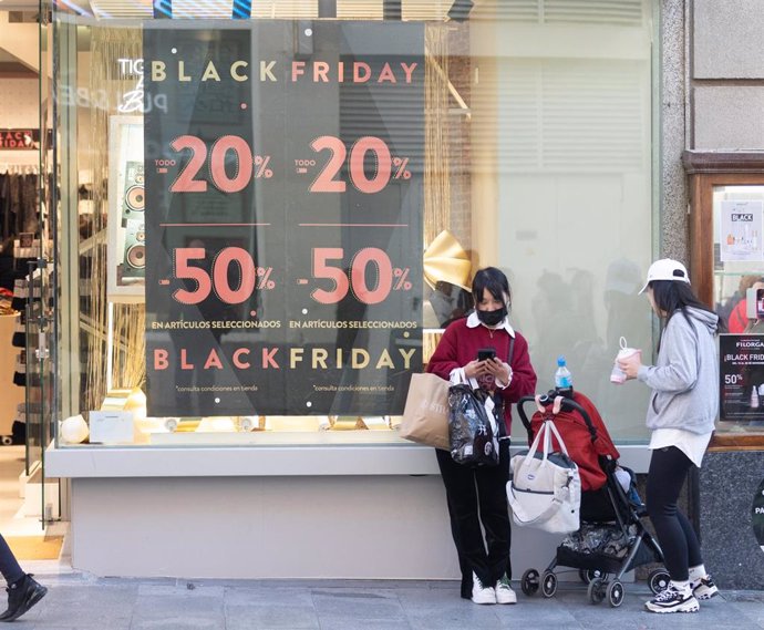 Archivo - Un escaparate avisa de los descuentos durante Black Friday 