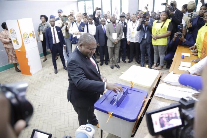 Archivo - El presidente de Mozambique, Filipe Nyusi, votando en las pasadas elecciones.