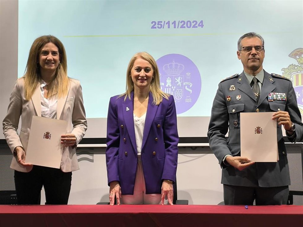De izquierda a derecha: la alcaldesa de Archena, Patricia Fernández; la delegada del Gobierno en la Región, Mariola Guevara, y el coronel Jefe de la 5 Zona de la Benemérita, Francisco Pulido