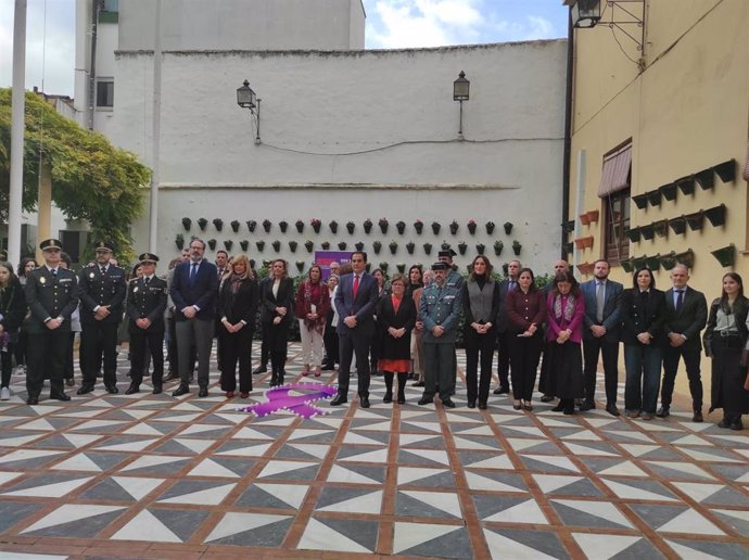 Nieto (centro), junto al resto de autoridades, en el acto conmemorativo del 25N.