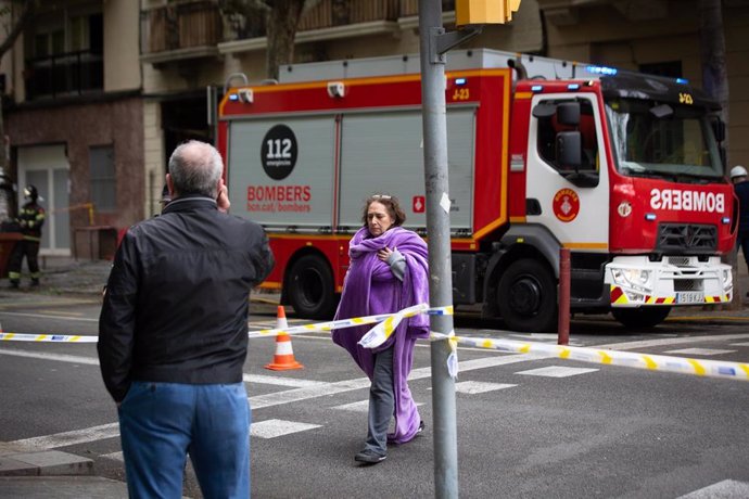 Archivo - Una de las vecinas afectadas por el incendio provocado por la explosión de un bar en la calle València, a 12 de abril de 2022, en Barcelona, Cataluña (España). 