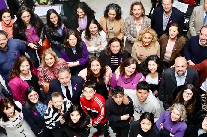 Foto de familia de la jornada de puertas abiertas del Centro Provincial de la Mujer de Sevilla con motivo del Día Internacional de la Eliminación de la Violencia contra las Mujeres.