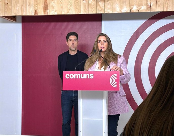 La coordinadora nacional de los Comuns, Candela López, y el portavoz en el Parlament, David Cid, en una rueda de prensa en la sede de los Comuns