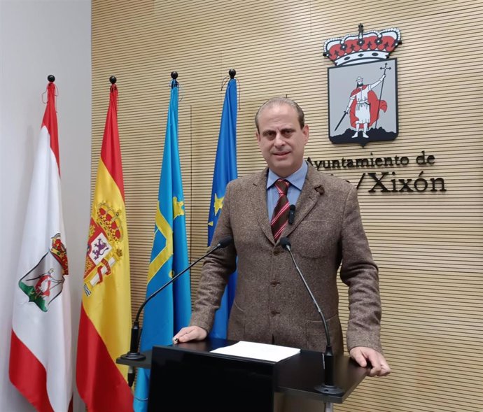 El concejal del Grupo Municipal Socialista de Gijón Tino Vaquero, en rueda de prensa en el Consistorio gijonés.