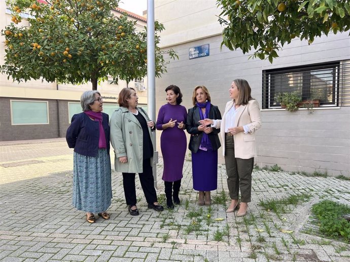 La secretaria de Igualdad del PSOE de Málaga, Rosa del Mar Rodríguez, y la parlamentaria andaluza, Rosa Murillo, entre otras representantes del partido.