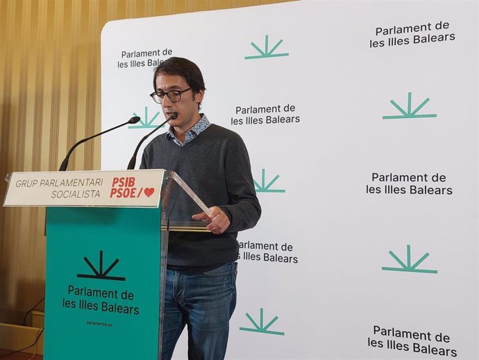 El portavoz parlamentario del PSIB-PSOE, Iago Negueruela, en rueda de prensa