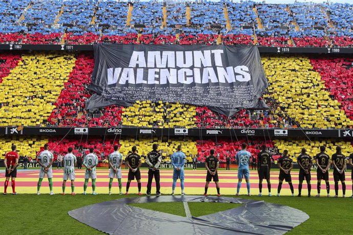 Momento de homenaje en Mestalla a las víctimas de la DANA antes del Valencia CF-Real Betis de LaLiga EA Sports 24-25