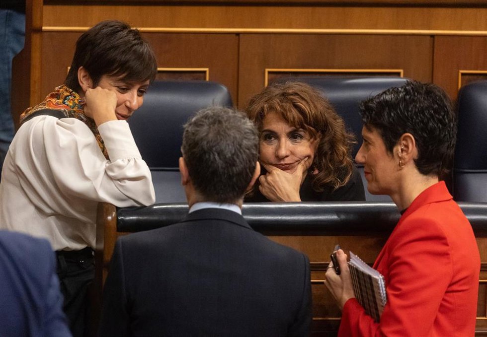 (I-D) La ministra de Vivienda, Isabel Rodríguez; el ministro de la Presidencia, Relaciones con las Cortes y Justicia, Félix Bolaños, la vicepresidenta primera y ministra de Hacienda, María Jesús Montero y la ministra de Inclusión, Seguridad Social y Mig
