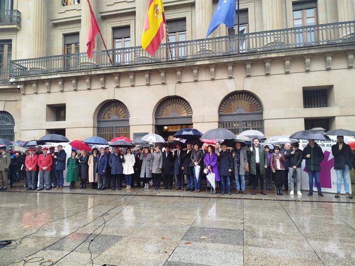 Imagen de la concentración convocada por el Gobierno de Navarra con motivo del 25N