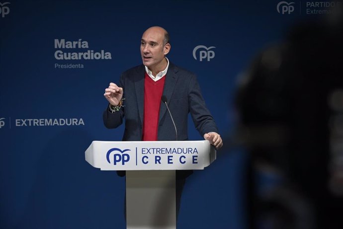 El portavoz del PP de Extremadura, José Ángel Sánchez Juliá, en rueda de prensa este lunes