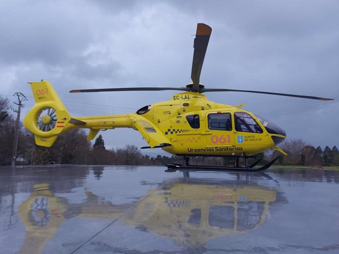 Archivo - Arquivo - Helicóptero medicalizado do 061 con base en Santiago.