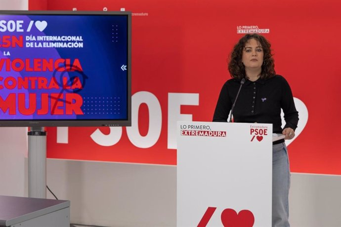 La secretaria de Igualdad y Feminismo del PSOE de Extremadura, Laura Sánchez Quinero, en rueda de prensa con motivo del 25N