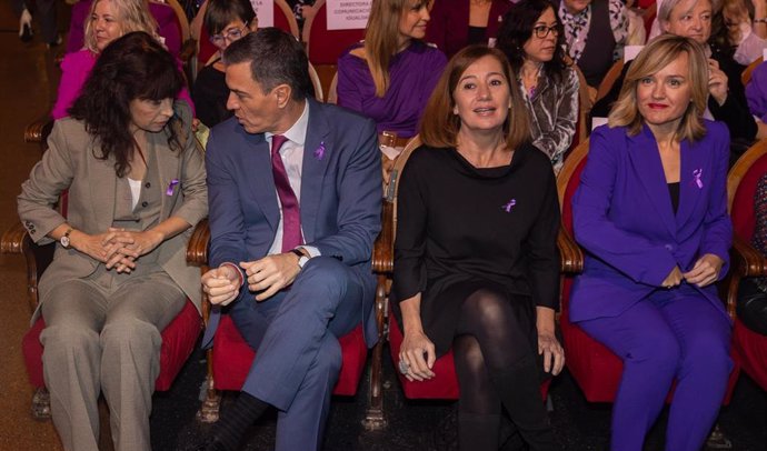 (I-D) La ministra de Igualdad, Ana Redondo; el presidente del Gobierno, Pedro Sánchez; la presidenta del Congreso, Francina Armengol y la ministra de Educación, Formación Profesional y Deporte, Pilar Alegría, durante un acto con motivo del Día Internacion