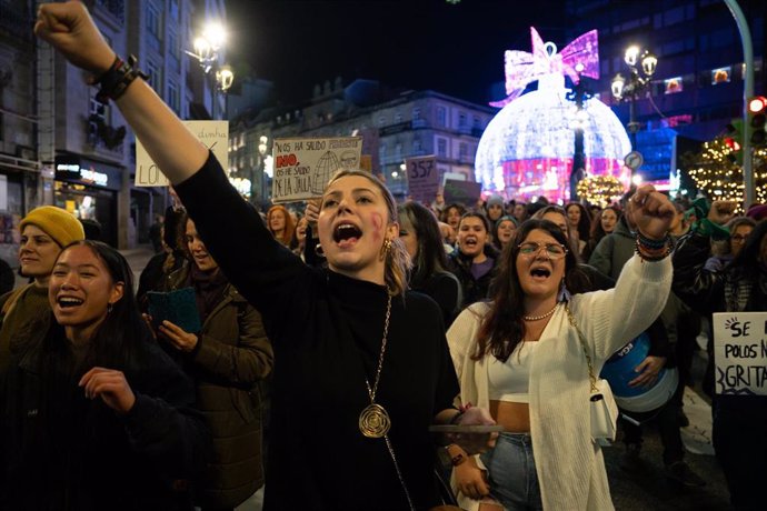 Archivo - Varias jóvenes gritan, durante una marcha por la eliminación de la violencia contra las mujeres, a 25 de noviembre de 2023, en Vigo, Pontevedra, Galicia (España). 