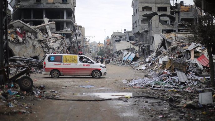 Archivo - Una ambulancia entre edificios destruidos por los ataques del Ejército de Israel contra la localidad de Beit Lahia, situada en el norte de la Franja de Gaza (archivo)