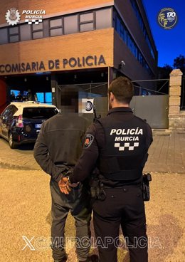 Imagen del detenido, custodiado por la Policía Local de Murcia