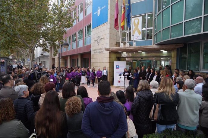 Lectura del manifiesto institucional por el Día Internacional para la Eliminación de la Violencia hacia la Mujer en la puerta de la Consejería de Política Social, Familias e Igualdad