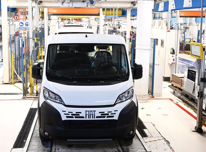 Fiat Professional comienza la producción de la furgoneta eléctrica E-Ducato en Atessa, Italia.