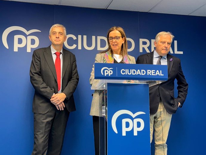 Los diputados nacionales del PP Carmen Fúnez y Enrique Belda y el alcalde de Ciudad Real, Francisco Cañizares.