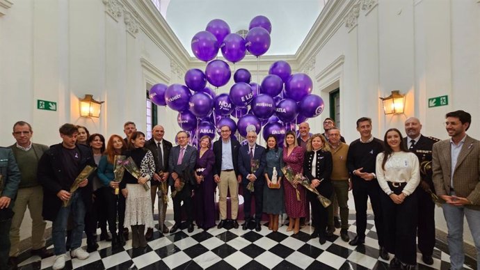 Foto de familia tras la entrega del Premio 25N a Nuria Gómez, jefa de la Unidad de Violencia de Género de la Subdelegación del Gobierno en Cáceres