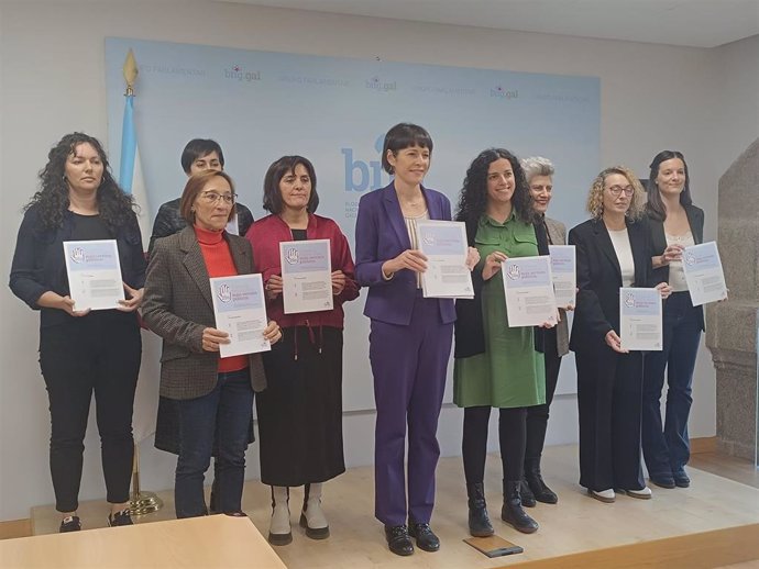 La portavoz nacional del BNG, Ana Pontón, en una rueda de prensa junto al resto de diputadas de la formación en el Parlamento de Galicia