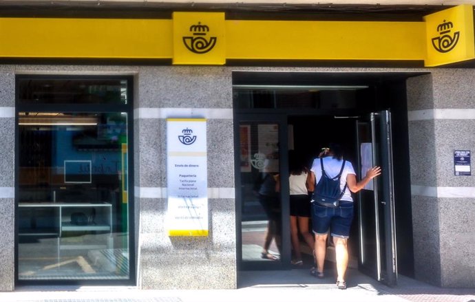 Archivo - Fachada de una oficina de Correos, a 6 de agosto de 2024, en Madrid