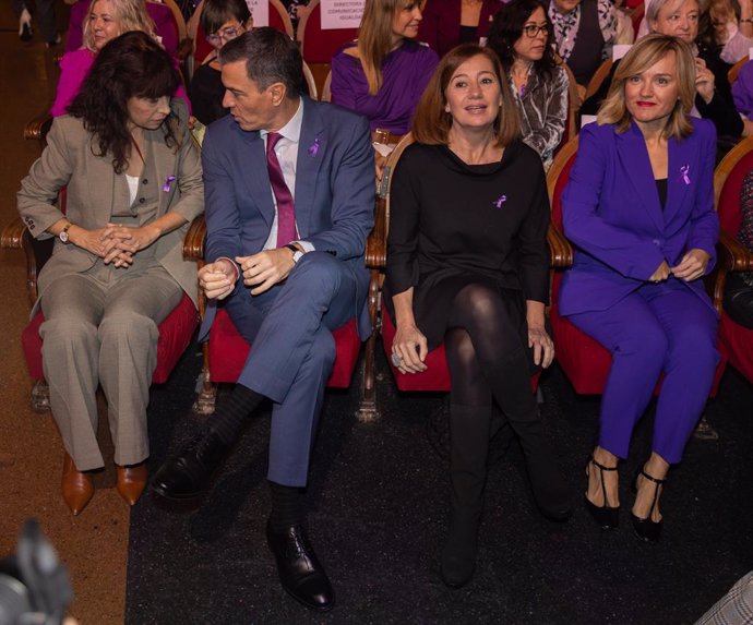 (I-D) La ministra de Igualdad, Ana Redondo; el presidente del Gobierno, Pedro Sánchez; la presidenta del Congreso, Francina Armengol y la ministra de Educación, Formación Profesional y Deporte, Pilar Alegría, durante un acto con motivo del Día Internacion