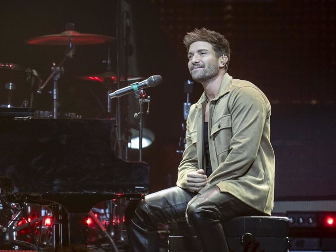 El cantante Pablo Alborán actúa durante el concierto solidario ‘Música desde el corazón’, en el WiZink Center