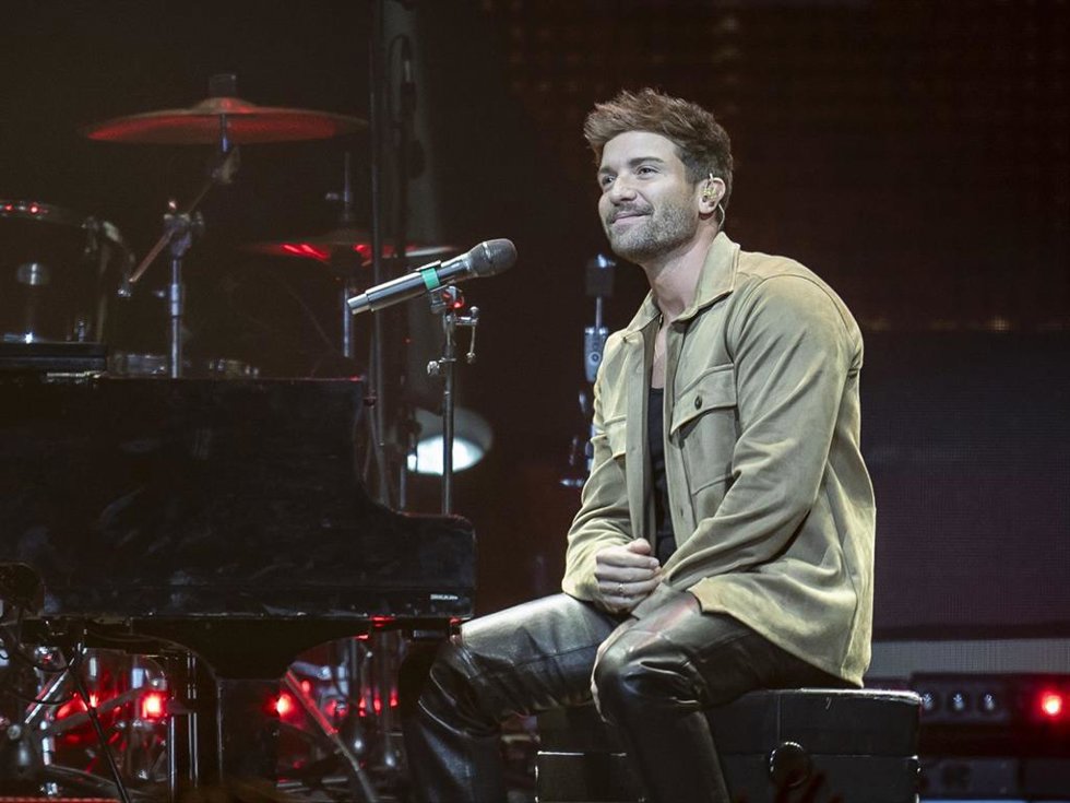 El cantante Pablo Alborán actúa durante el concierto solidario Música desde el corazón, en el WiZink Center