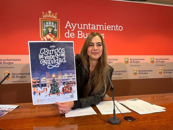 La concejala con el cartel de 'Burgos se viste de Navidad'.