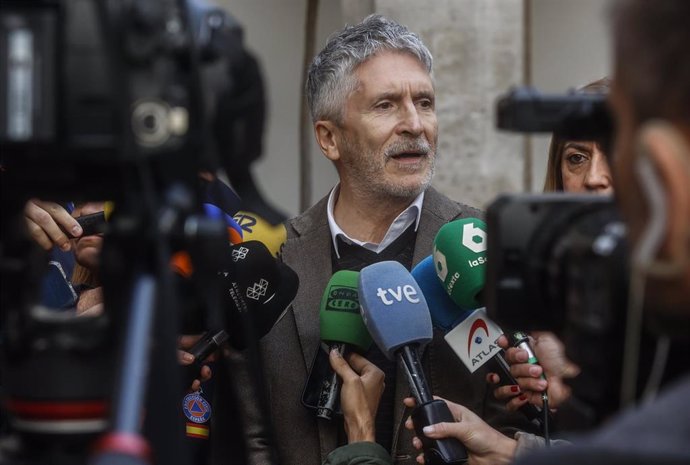 El ministro del Interior, Fernando Grande-Marlaska, atiende a los medios de comunicación