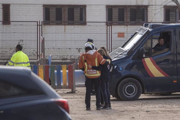 Varias personas junto al colegio Luis Vives tras el derrumbe del porchado, a 24 de noviembre de 2024, en Massanassa