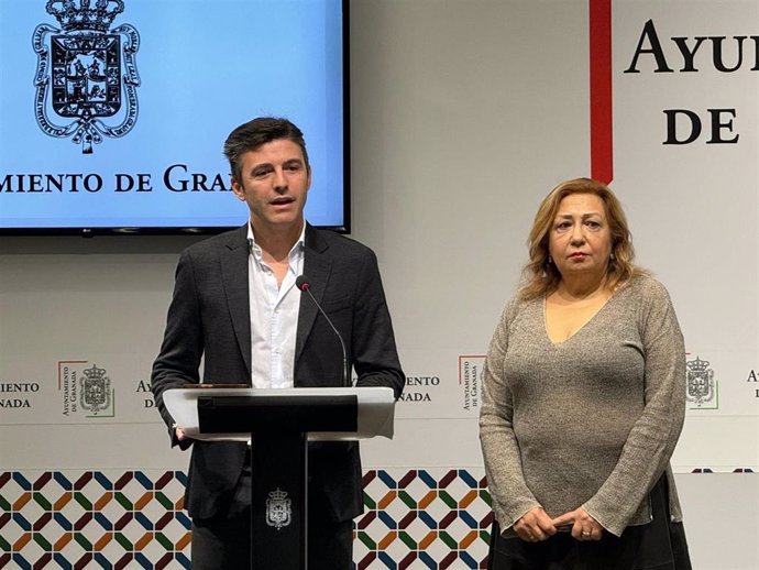 El portavoz del equipo de gobierno local de Granada, Jorge Saavedra, y la concejal de Economía, Rosario Pallarés