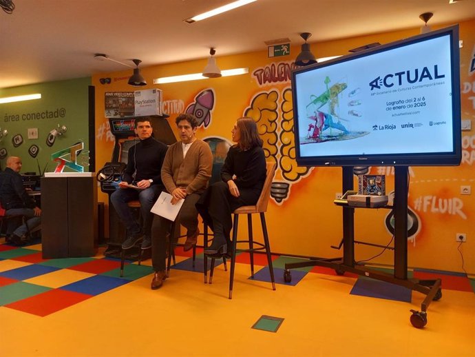 El director general de Cultura, Roberto Iturriaga, el director del IRJ, Juan Diego Alcaide, y la concejala de Cultura del Ayuntamiento de Logroño, Rosa Fernández, en rueda de prensa