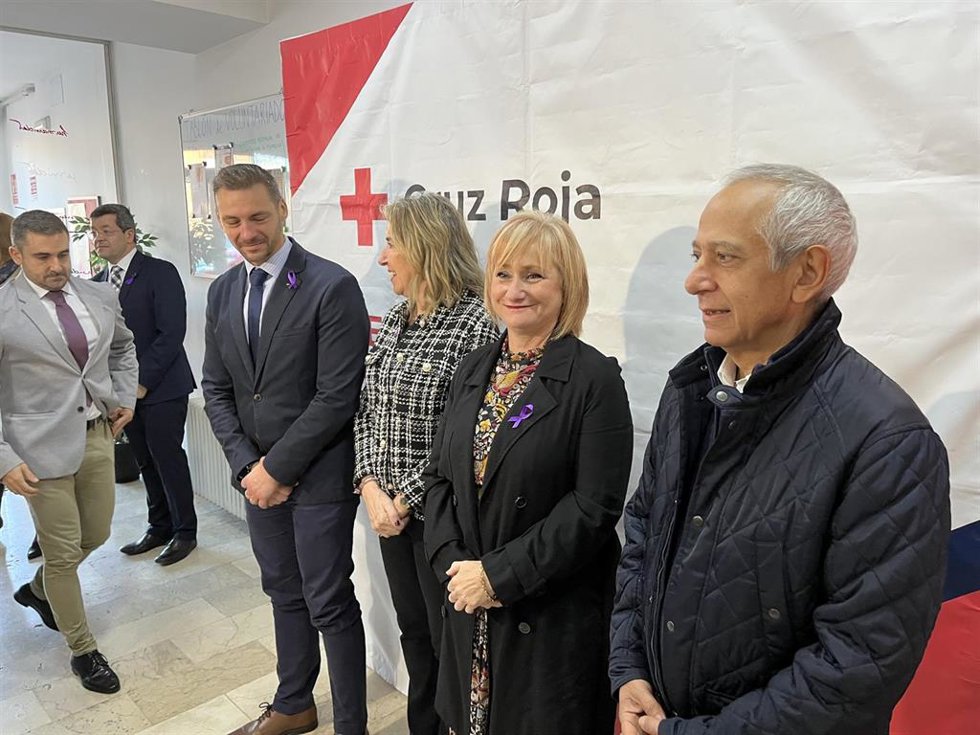 La consejera de Industria, Comercio y Empleo, Leticia García, durante la presentación de la campaña "Contrata Sin" en la sede de Cruz Roja Zamora.