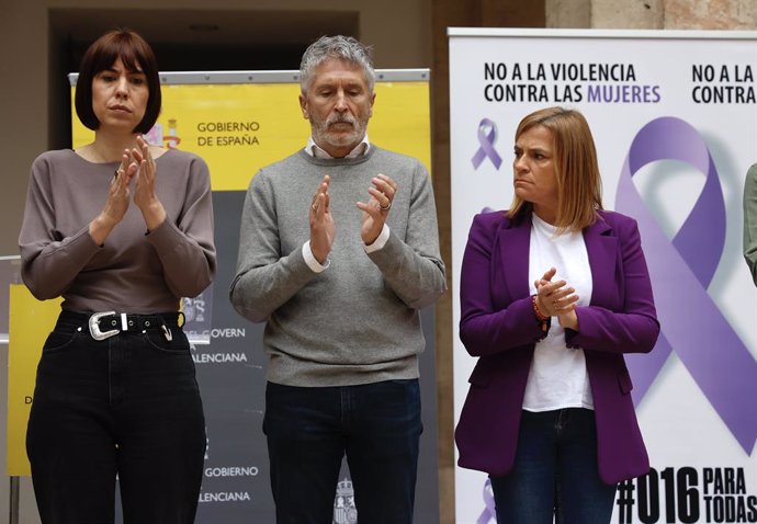 Els ministres Diana Morante i Fernando Grande-Marlaska, junt amb la delegada del Govern, Pilar Bernabé, en un acte pel 25