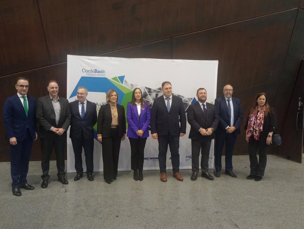 Tamara Yagüe y Begoña Pedrosa (centro), con representantes del Departamento de Educación y Confebask en Bilbao
