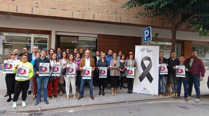 Trabajadores de la sede de CSIF en Jaén se concentran a las puertas para reclamar "más recursos y compromiso" de las Administraciones para acabar con la violencia de género.