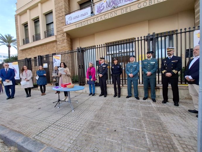 Lectua del manifiesto por el 25N en la fachada de la Subdelegación del Gobierno en Cádiz.