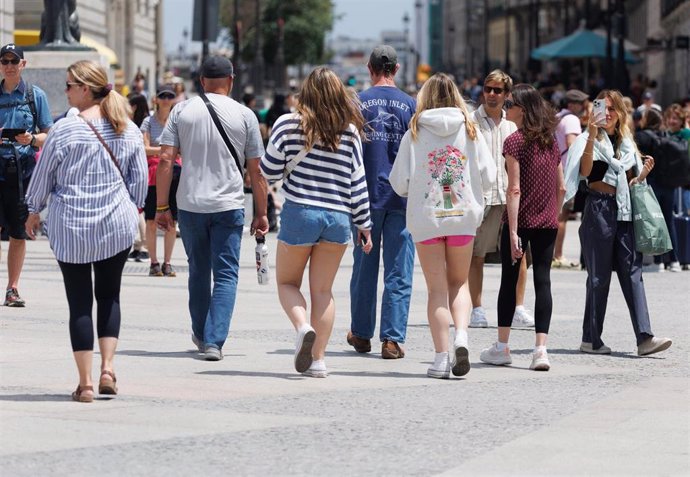 Archivo - Turistas en la Puerta del Sol, a 1 de junio de 2023, en Madrid (España).